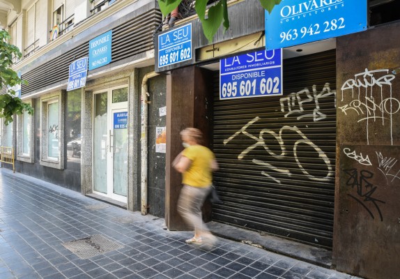 Pagan el IBI 1.800 negocios menos que el año pasado en València