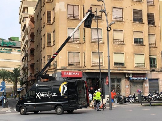 Alicante se vacuna contra el retraso de 2019 e inicia el montaje de las luces de Navidad