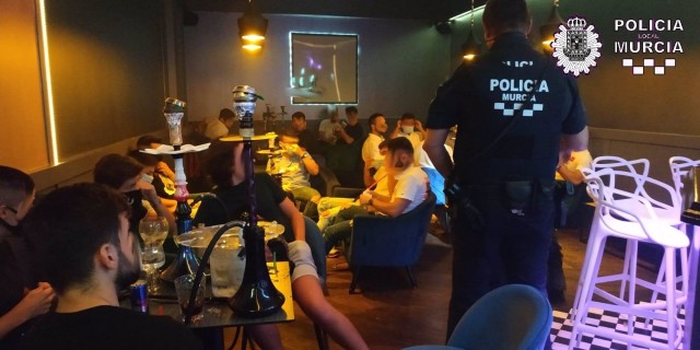 La Policía multa a 34 clientes que fumaban cachimbas apiñados en un local de Murcia
