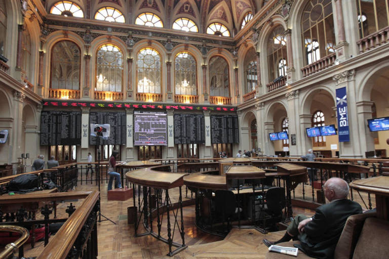 Las aerolíneas y Amadeus devuelven al Ibex 35 arriba del 10.900 a media sesión