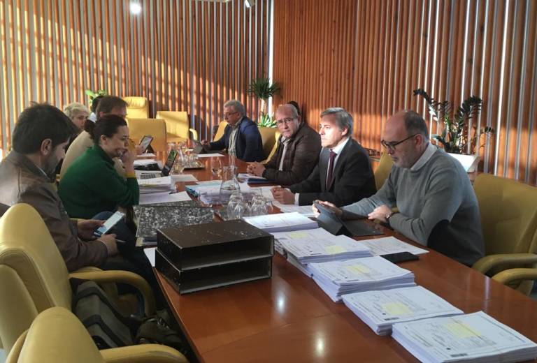 Los ediles socialistas Raúl Ruiz y Llanos Cano (izq) en una de las sesiones de la comisión de fiscalización de la limpieza escolar. - 