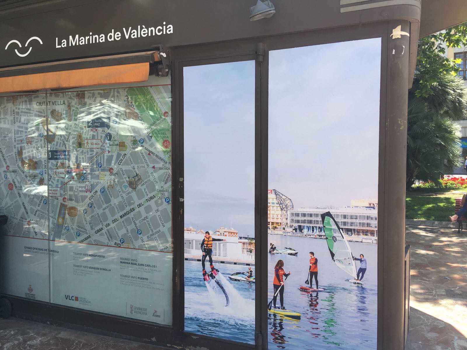 La Marina de València abre un quiosco de información sobre su oferta en la plaza del Ayuntamiento

