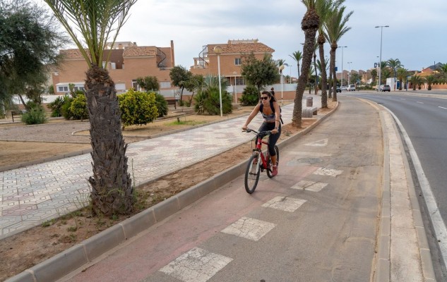 El carril bici exige su espacio en la poca movilidad sostenible de La Manga: 1,2 millones de euros para 18 kilómetros 
