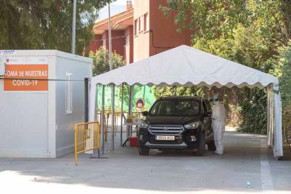 Los contagios de covid dan un respiro: caen a la mitad en una jornada con menos pruebas PCR y un nuevo fallecido