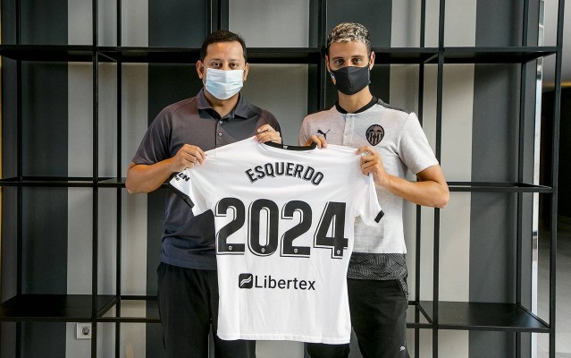 Esquerdo renueva con el Valencia hasta 2024