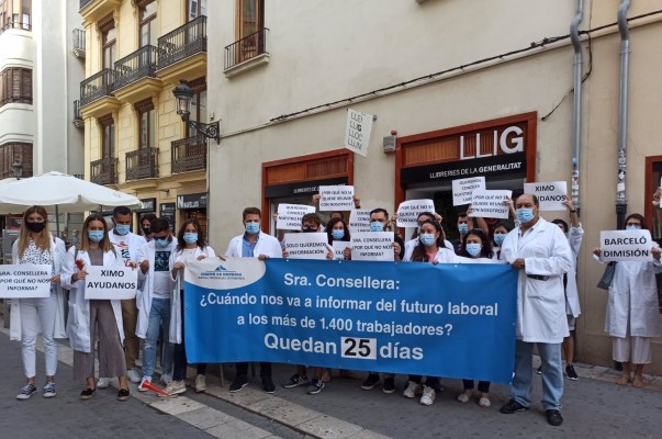 Los MIR y trabajadores del Hospital de Torrevieja se concentran ante Les Corts 