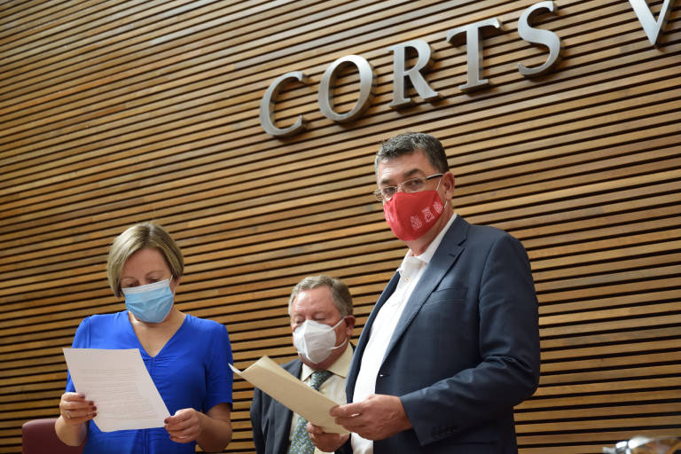 Enric Morera junto a sus sustituta este lunes, María José Salvador. Foto: CORTS - 