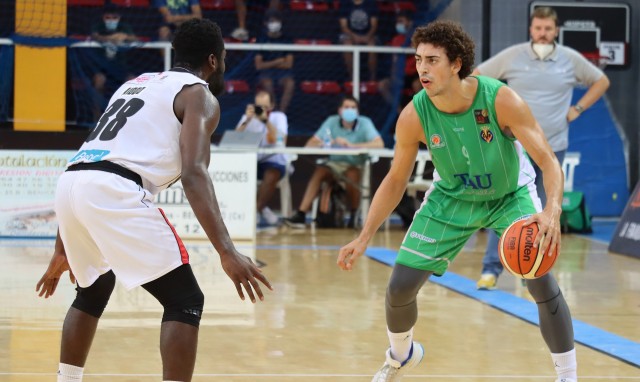 El TAU Castelló doblega al CB Benicarló en el duelo provincial de pretemporada (70-79)