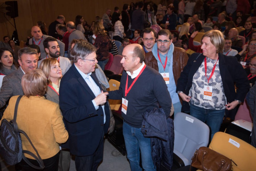 Ximo Puig dialoga con Alejandro Soler en el último congreso provincial . Foto RAFA MOLINA - 