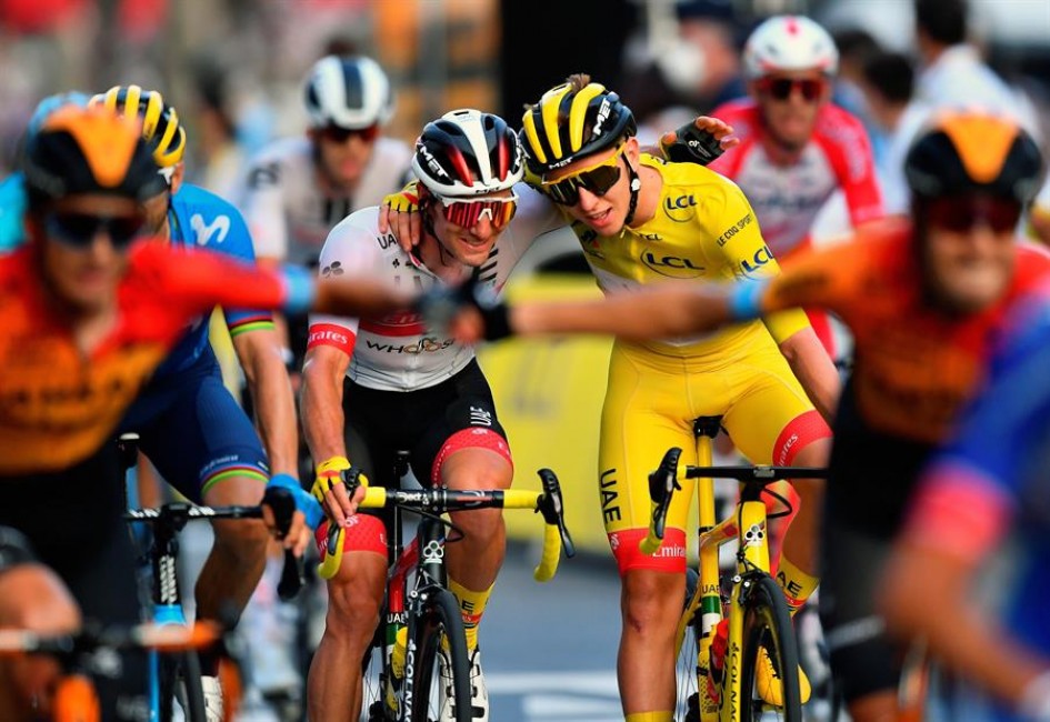 Pogacar entra de amarillo en París. Foto: EFE/EPA/Stuart Franklin/ pool - 