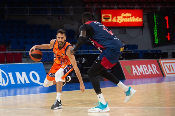 Un triple de Vildoza frena a Valencia Basket en el último suspiro