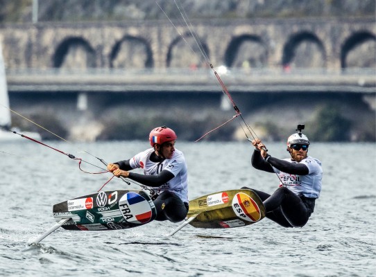 El valenciano Alejandro Climent, cuarto junto a Gisela Pulido en el Europeo Mixto de Fórmula Kite
