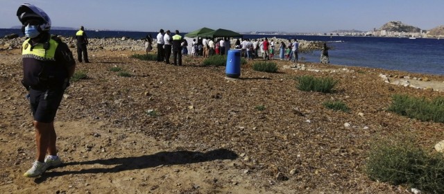 Disuelven un bautizo con más de 30 personas en una playa de Alicante