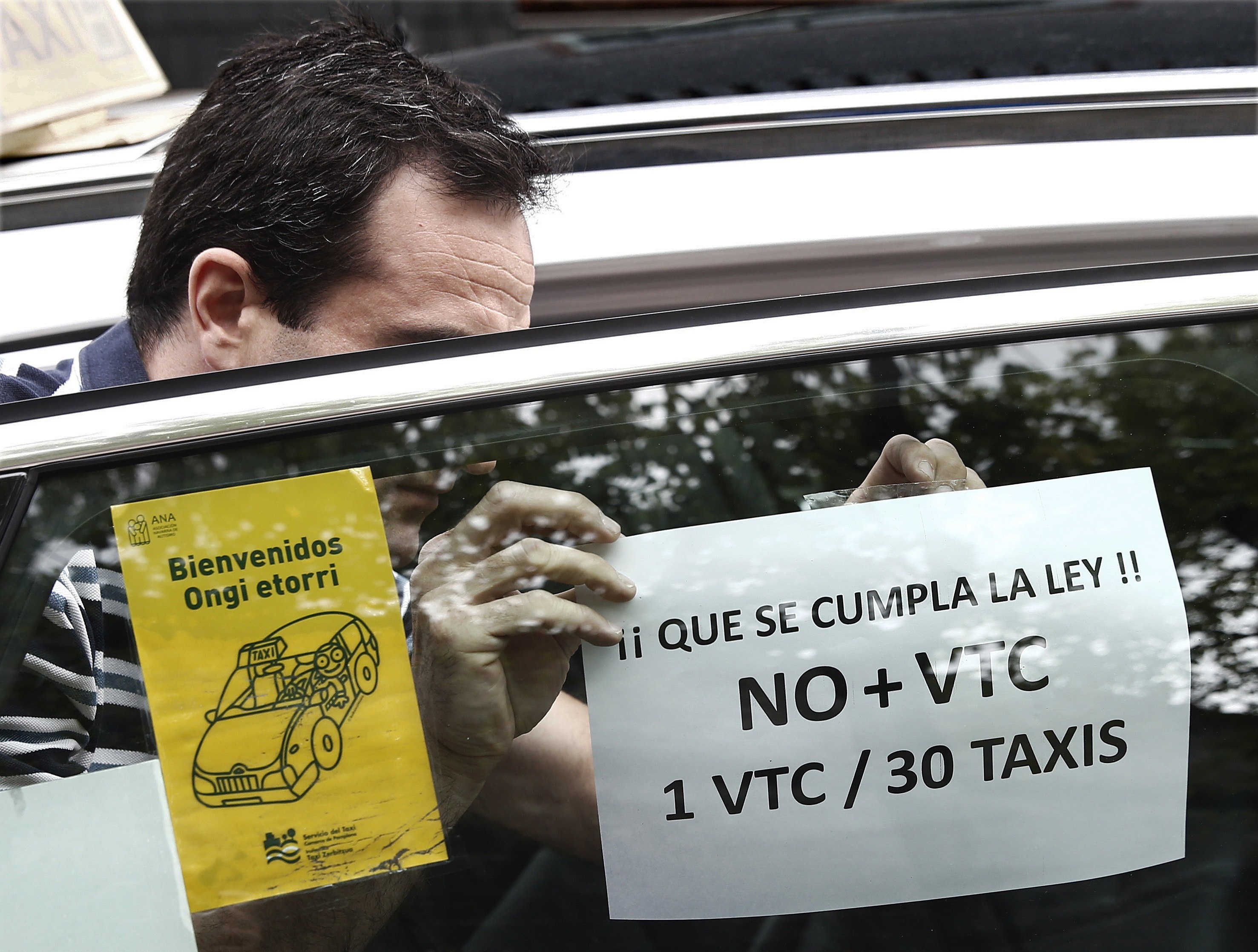Taxistas de la Comunitat paran dos horas para protestar contra la competencia desleal