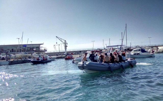 Buceadores limpian los fondos marinos de Benidorm en el World Cleanup Day