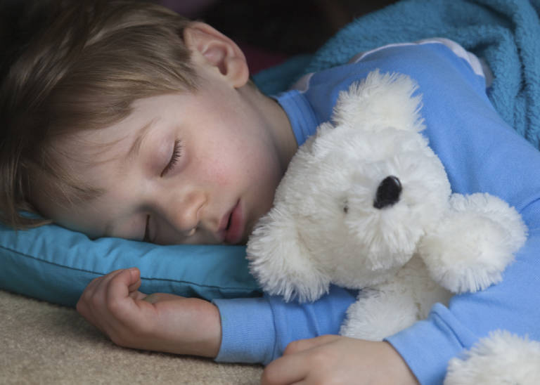 Descubren que los niños que se acuestan antes y duermen mejor tienen más materia gris
