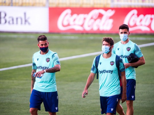 Dani Raba espera mientras la operación salida avanza lenta en el Levante