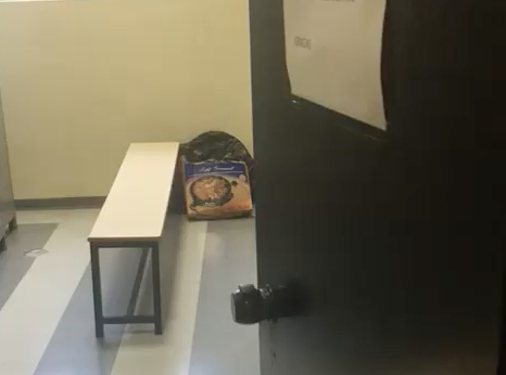 Cucarachas, humedades y hombres: así están los vestuarios femeninos de la Policía Local de Marítim