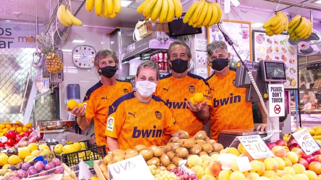 El Valencia CF y PUMA rinden homenaje al comercio valenciano en el Mercado Central