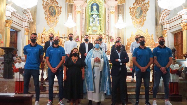 El CD Castellón realiza la tradicional ofrenda a la patrona de la ciudad antes de debutar en Castalia