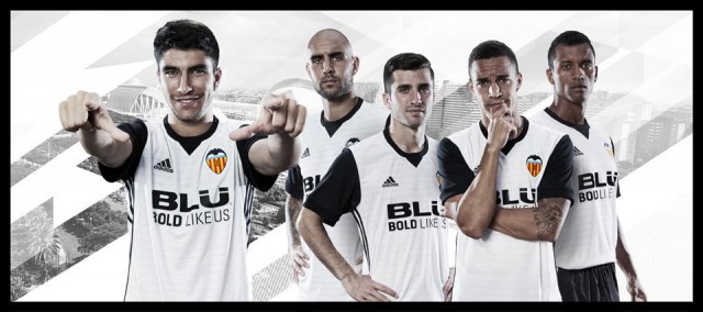 El Valencia CF presenta sus nuevas equipaciones para la temporada 2017/2018