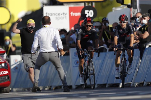 Kwiatkowski y Carapaz se dan un homenaje, Landa y Mas avanzan en la general
