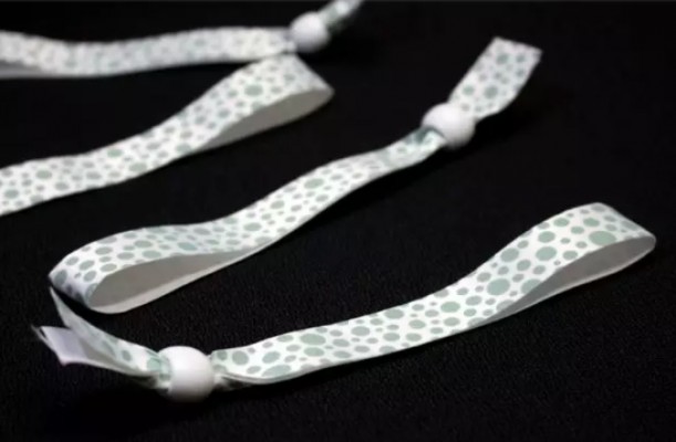 Tres colegios de la Comunitat probarán las pulseras térmicas que cambian de color si tienes fiebre