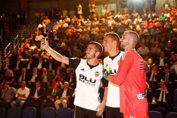 La presentación de las equipaciones valencianistas impacta en las redes