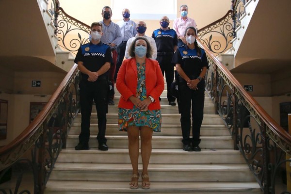 La presidenta del Puerto vuelve tras superar el virus dando la bienvenida a 2 nuevos Policías Portuarios 