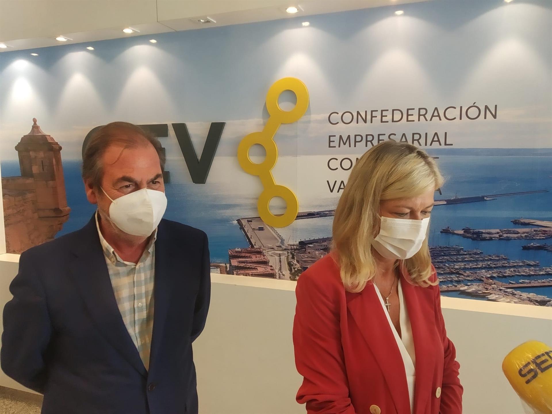 Javier Verdú, presidente de FOPA, junto a la consellera de Justicia, Gabriela Bravo. Foto: EUROPA PRESS - 