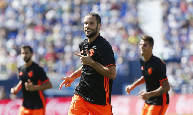 Mario Suárez recoge sus pertenencias y se marcha del Valencia CF