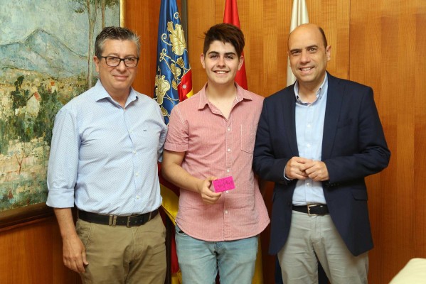 Alicante pone en marcha la 'tarifa plana' para bus y tranvía que beneficiará a 1.800 jóvenes