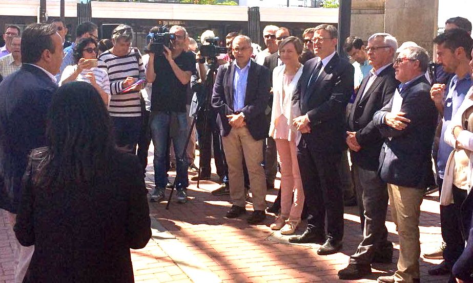 Ximo Puig y Joan Ribó escuchan las explicaciones del concejal Vicent Sarrià. - 