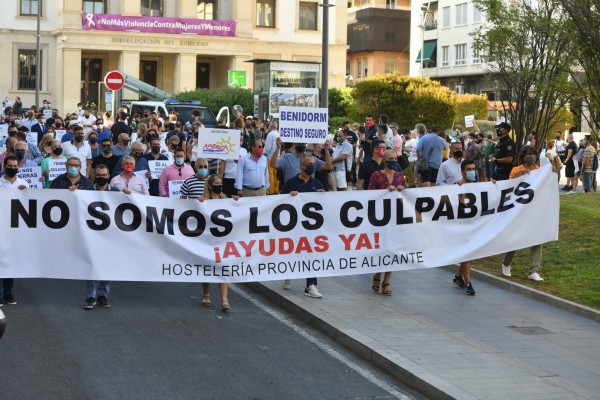 Un millar de hosteleros reclama en Alicante un plan estratégico de ayuda ante las restricciones y el cierre del ocio nocturno