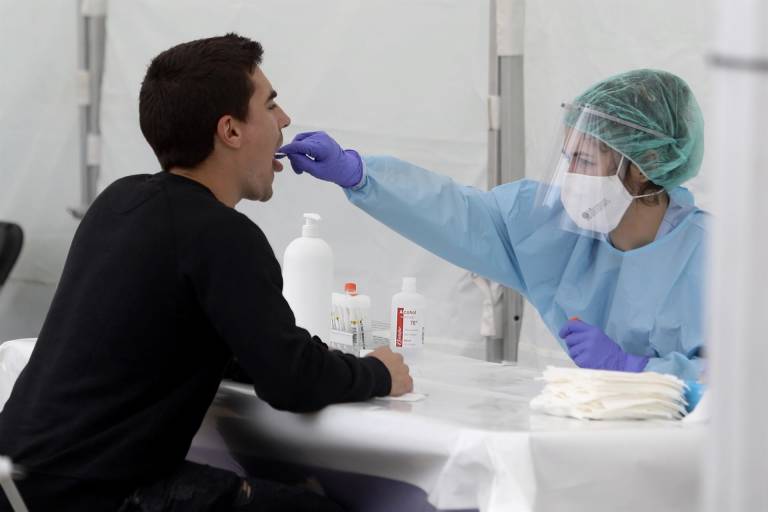 Sanidad notifica 27.404 casos de covid-19 en España este fin de semana y 101 muertes más