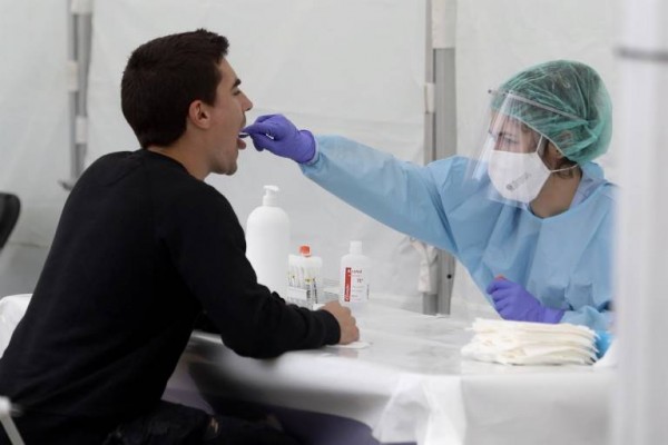 Sanidad notifica 27.404 casos de covid-19 en España este fin de semana y 101 muertes más