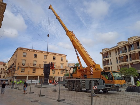 Las esculturas 'Silvia' y 'María' de Jaume Plensa abandonan Elche tras 10 meses