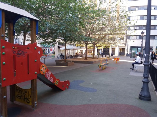 València remodelará y ampliará la zona de juegos infantiles del parque de la calle Vinatea