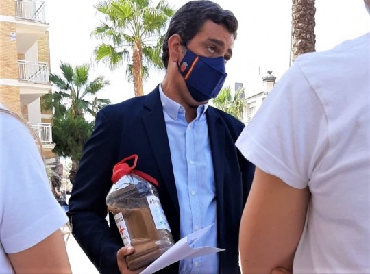 Barro y reprimenda, ese es el ‘regalito’ que recibe el consejero Díez de Revenga en Los Alcázares un año después de la DANA