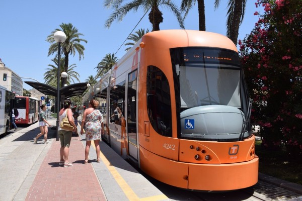 El Tram desplaza en agosto a 688.000 personas, un 58% de los pasajeros registrados el año pasado