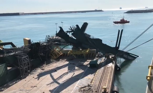 Un trabajador herido al caer al agua parte de una grúa del Puerto de Valencia
