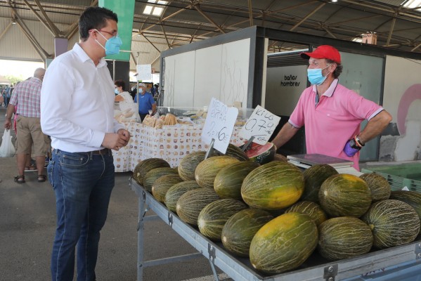 El Mercado del Lunes abre con todos los puestos tras reducir el tamaño de las paradas