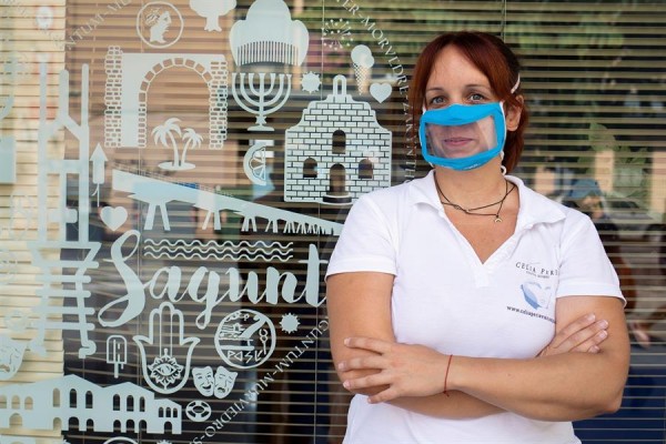 Una empresa valenciana diseña mascarillas transparentes para sus visitas guiadas inclusivas