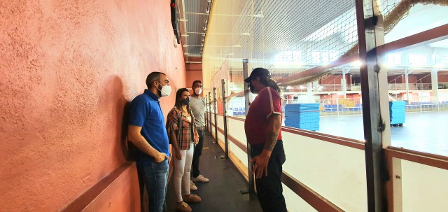 Oropesa del Mar invierte  24.000 euros en remodelar la pista de hockey del polideportivo municipal 
