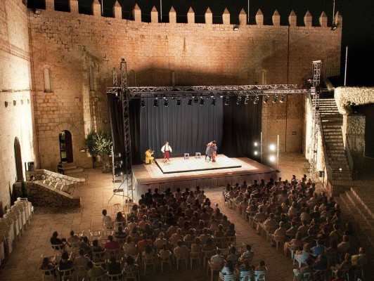 El castillo de Peñíscola alarga su agenda cultural con más teatro, conferencias y conciertos
