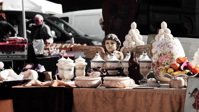 Vila-real reprèn el mercat d'antiguitats en la plaça de l'Estadi de la Ceràmica