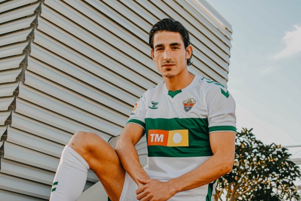 TM continúa como patrocinador del Elche a juzgar por la camiseta de la nueva primera equipación