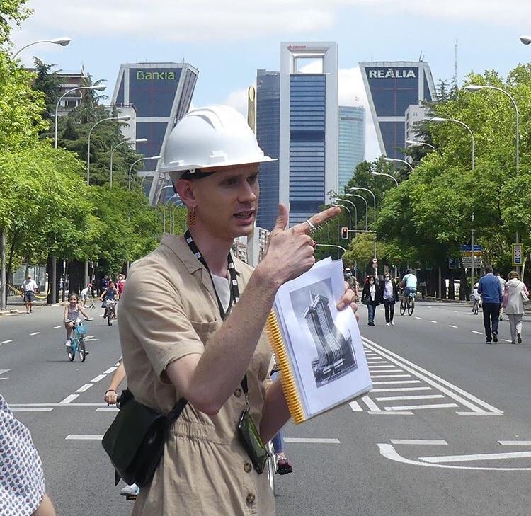 Un paseo artístico sobre corrupción, despilfarro y ladrillo... mucho ladrillo