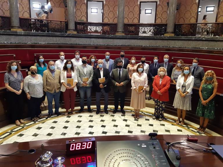 Foto de familia del Pacto de Reconstrucción firmado en julio en el Ayuntamiento de València. Foto: EP - 
