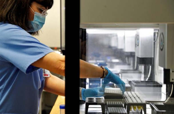 Seis de los 24 departamentos de la Comunitat encargan PCR a laboratorios privados